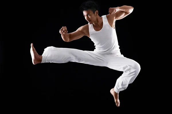 Mann Praktiziert Kampfkunst — Stockfoto