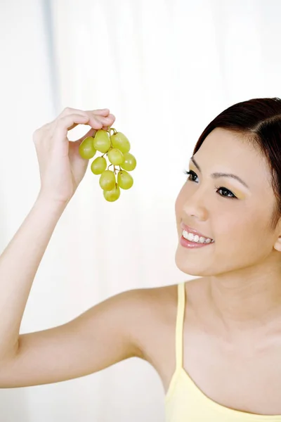 Vrouw Bezig Met Druiven Eten — Stockfoto
