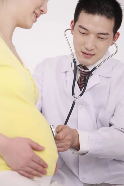 Doktor Vyšetřuje Těhotnou Ženu — Stock fotografie