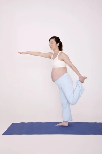 Zwangere Vrouw Beoefent Yoga — Stockfoto