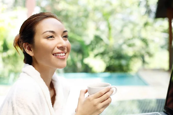 Femme Dégustant Une Tasse Café — Photo