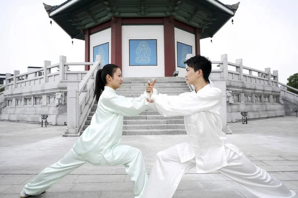 Homem Mulher Praticando Artes Marciais — Fotografia de Stock