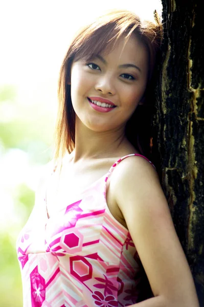 Mujer Vestida Rosa Posando Junto Árbol — Foto de Stock