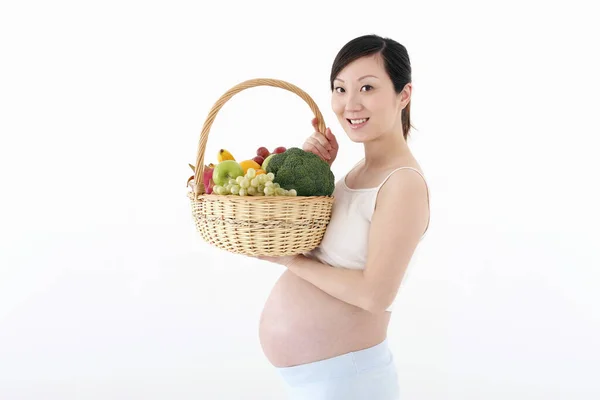 Těhotná Žena Drží Koš Ovoce Zeleniny — Stock fotografie