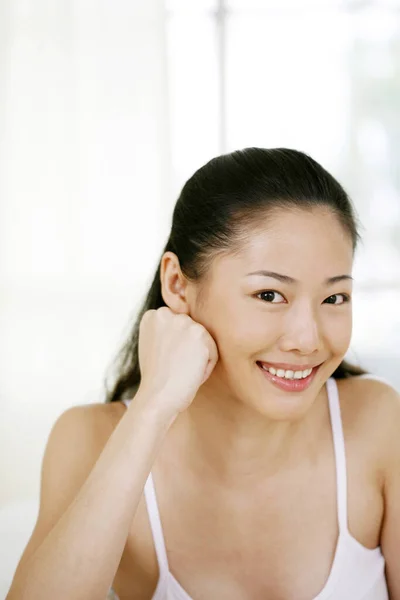 Mujer Sonriendo Cámara —  Fotos de Stock