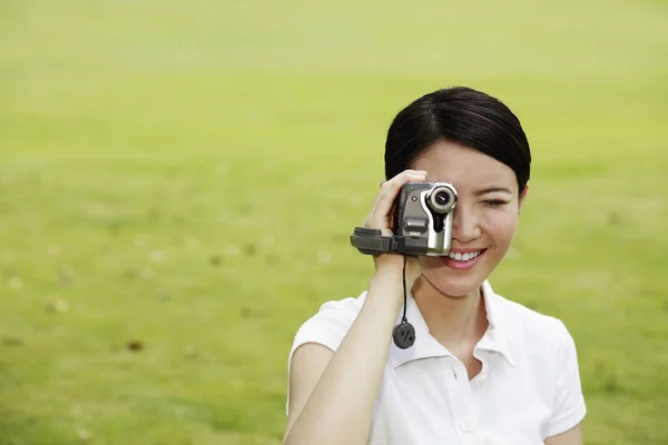 Donna Che Utilizza Videocamera Nel Parco — Foto Stock