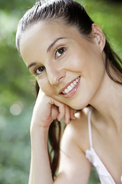 Mujer Sonriendo Mientras Sueña Despierto —  Fotos de Stock