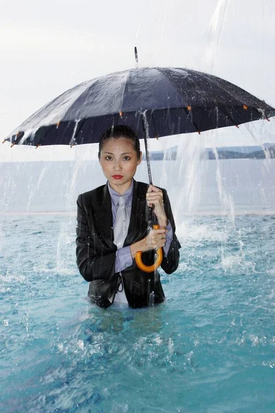 Empresária Terno Segurando Guarda Chuva Piscina — Fotografia de Stock