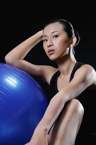 Mujer Haciendo Ejercicio Con Pelota Fitness —  Fotos de Stock