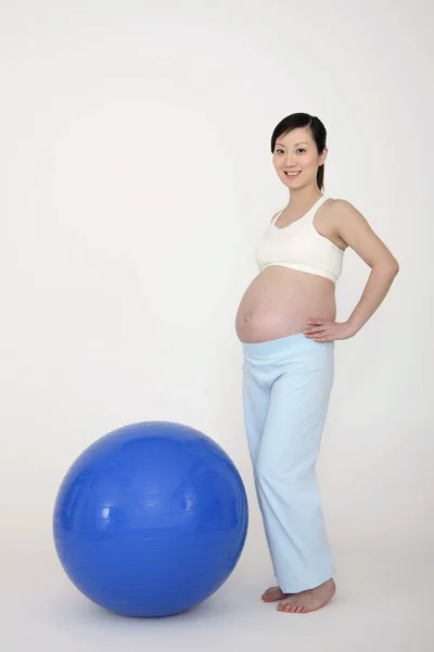 Zwangere Vrouw Staat Naast Fitness Bal — Stockfoto