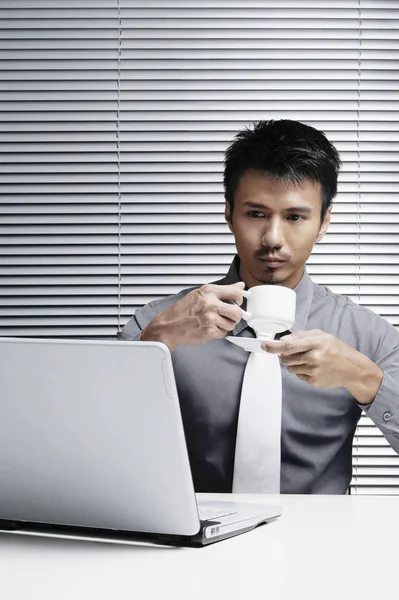 Uomo Affari Che Beve Una Tazza Caffè Mentre Guarda Suo — Foto Stock