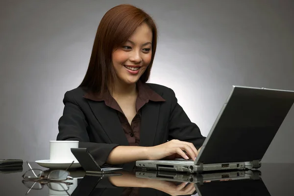 Bizneswoman Robi Trochę Pisania Laptopie — Zdjęcie stockowe
