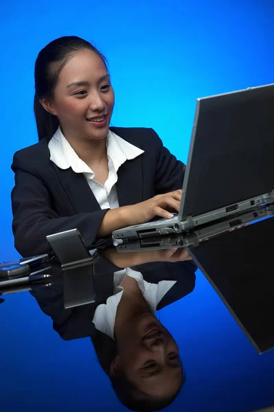 Geschäftsfrau Lächelt Während Sie Online Mit Ihren Freunden Chattet — Stockfoto