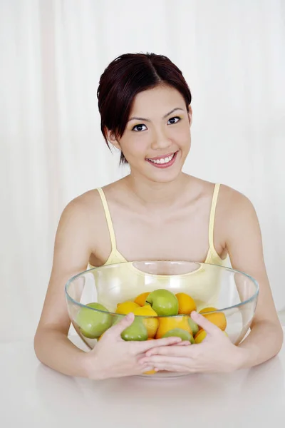 Vrouw Met Een Kom Fruit — Stockfoto