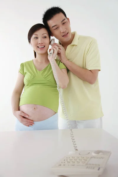 Беременная Женщина Разговаривает Телефону Мужчина Слушает Стороне — стоковое фото
