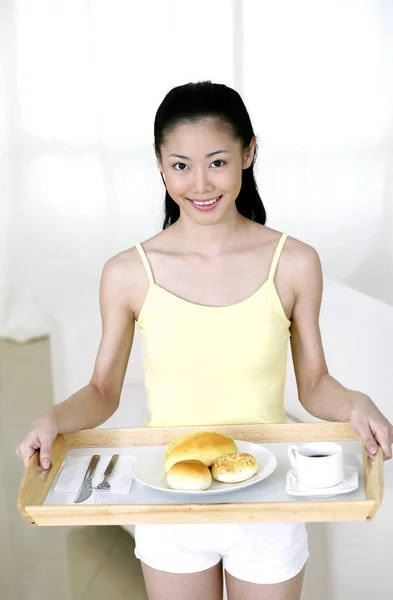 朝食のトレイを持つ女性 — ストック写真