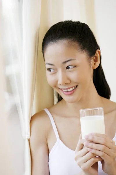 Mujer Con Vaso Leche — Foto de Stock