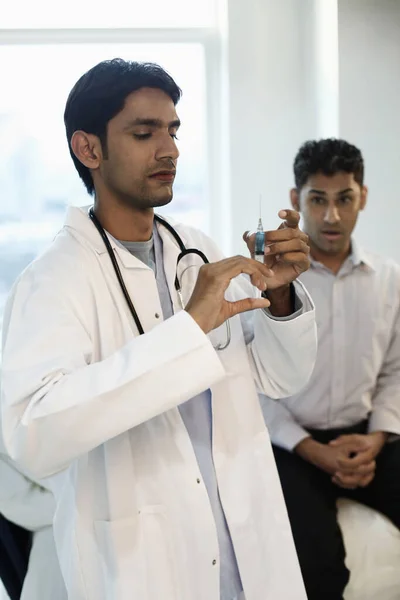 Doctor Preparación Jeringa Para Tratamiento Paciente Parece Preocupado Segundo Plano — Foto de Stock