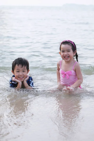 Chlapec Dívka Hraje Vodou Pláži — Stock fotografie