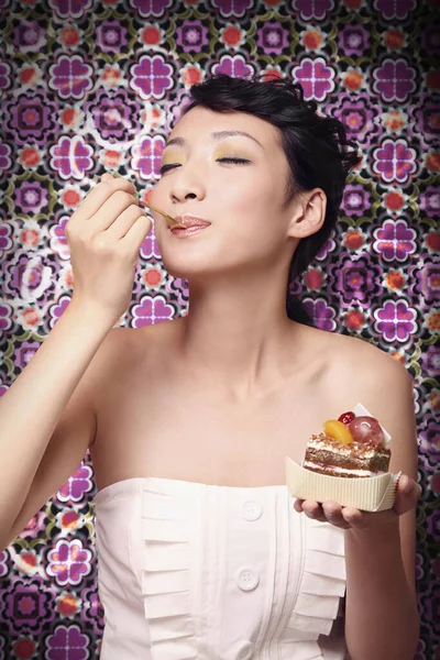 Piękna Kobieta Jedząca Ciasto — Zdjęcie stockowe