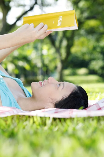 Mulher Deitada Tapete Piquenique Livro Leitura — Fotografia de Stock