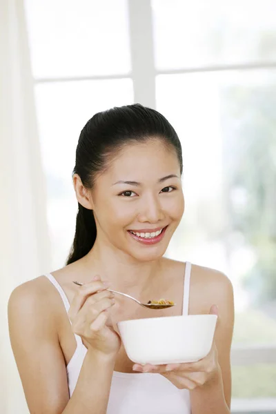 Femme Appréciant Ses Céréales Pour Petit Déjeuner — Photo