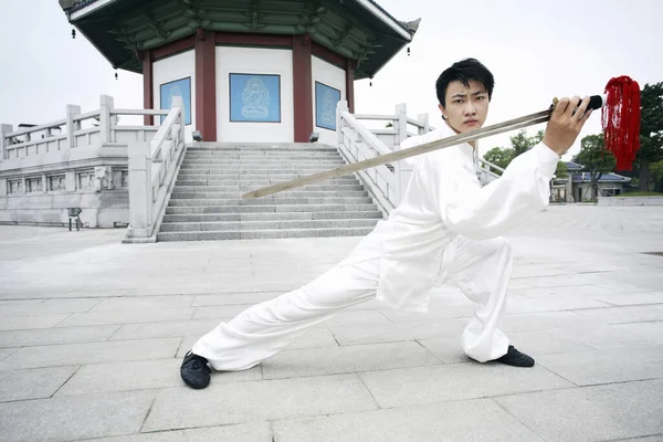 Homem Praticando Artes Marciais Com Uma Espada — Fotografia de Stock