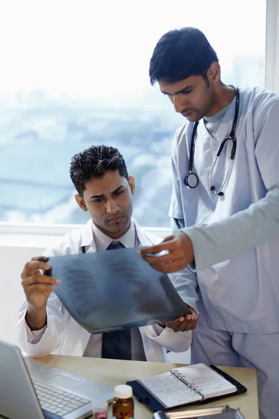 Médicos Examinando Rayos Juntos — Foto de Stock