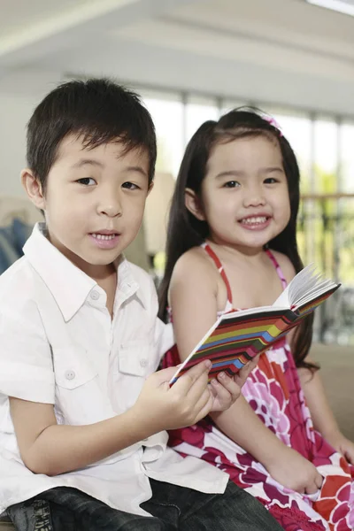 Niño Niña Leyendo Libro Juntos —  Fotos de Stock