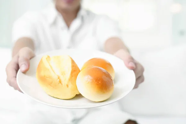 Vrouw Met Verse Gebakken Aardappelen Handen — Stockfoto