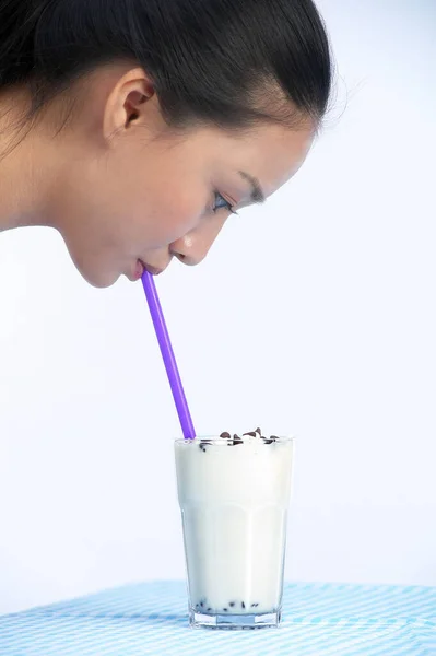 Colpo Laterale Donna Che Gode Bicchiere Frullato Con Gocce Cioccolato — Foto Stock