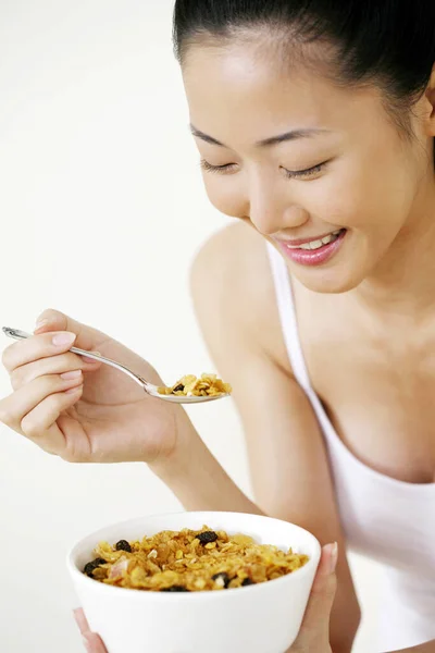 Mulher Desfrutando Seu Pequeno Almoço Cereais — Fotografia de Stock