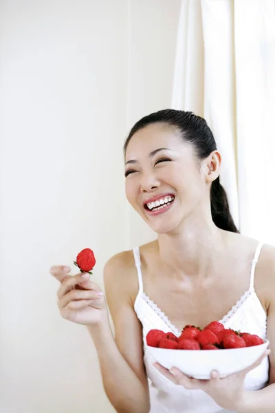 Mujer Con Tazón Fresas —  Fotos de Stock