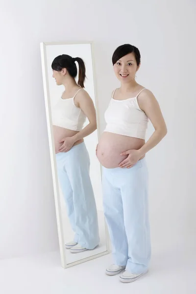Schwangere Steht Vor Spiegel — Stockfoto