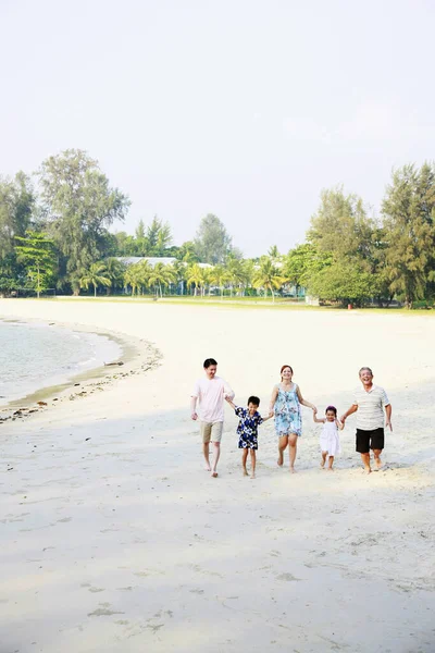 Feliz Familia Que Camina Mano Playa — Foto de Stock