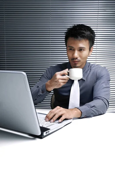 Empresario Bebiendo Una Taza Café Mientras Escribe Computadora Portátil —  Fotos de Stock