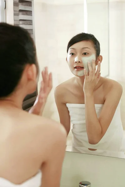 Mulher Aplicando Máscara Facial Seu Rosto — Fotografia de Stock