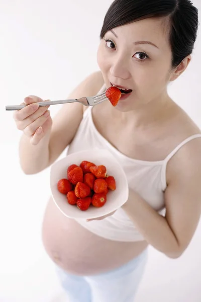 Gravid Kvinna Äter Jordgubbar — Stockfoto