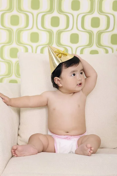 Menina Bebê Com Chapéu Festa Sentado Sofá — Fotografia de Stock