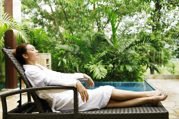 Mujer Relajándose Sillón — Foto de Stock