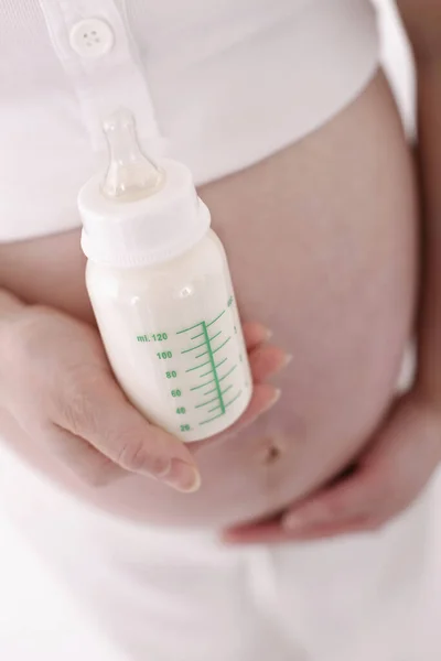 Schwangere Hält Babyflasche Mit Milch — Stockfoto