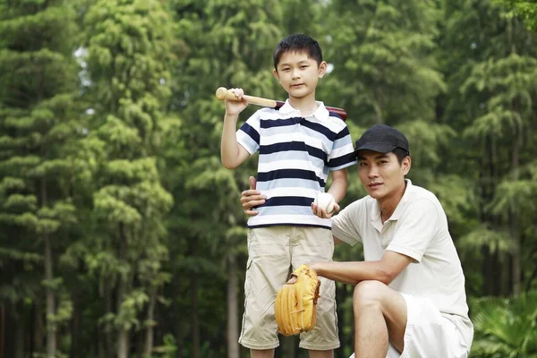 Padre Hijo Jugando Béisbol Parque — Foto de Stock