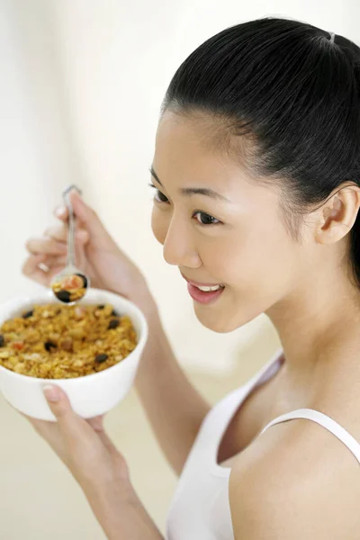 Mujer Disfrutando Cereal Desayuno — Foto de Stock