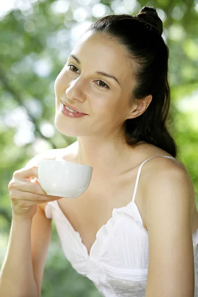 Γυναίκα Απολαμβάνει Ένα Φλιτζάνι Τσάι — Φωτογραφία Αρχείου