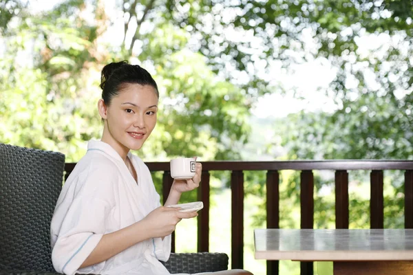 Mujer Disfrutando Una Taza Balcón —  Fotos de Stock