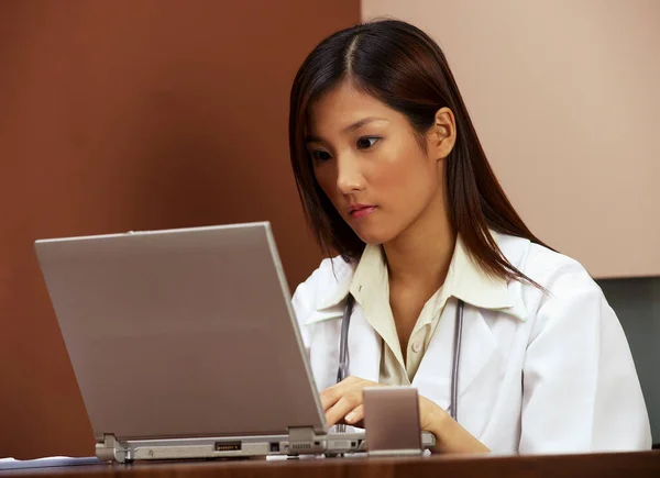 Médecin Faisant Son Travail Dans Chambre — Photo