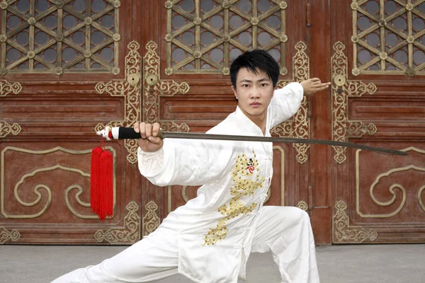 Homem Praticando Artes Marciais Com Uma Espada — Fotografia de Stock