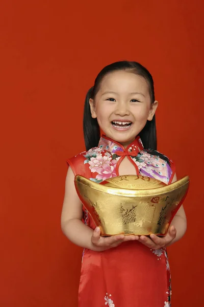Chica Cheongsam Celebración Lingote Oro — Foto de Stock