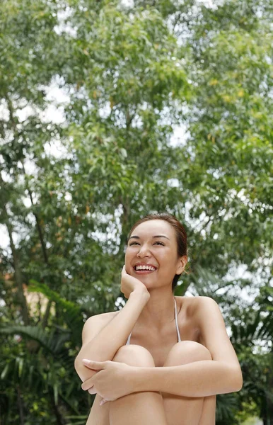 Mujer Sonriendo Con Mano Barbilla — Foto de Stock