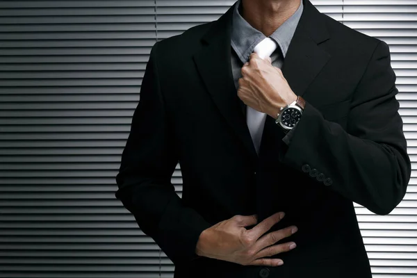 Biznesmen Dopasowuje Krawat — Zdjęcie stockowe